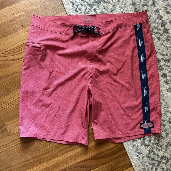 VINEYARD VINES Men's 7 inch On-the-Go Boardshorts 38 red shark stripe - Picture 1 of 6